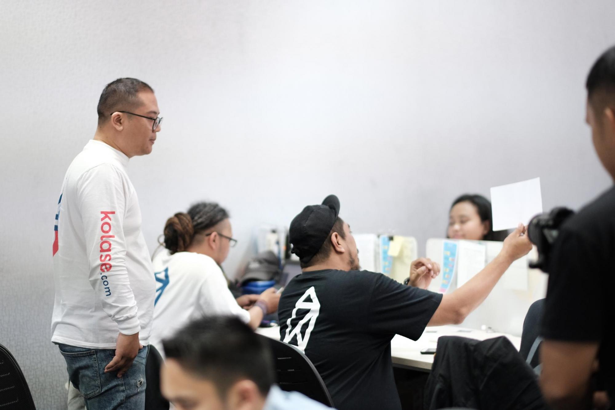 Tim Kolase.com sedang brainstorm